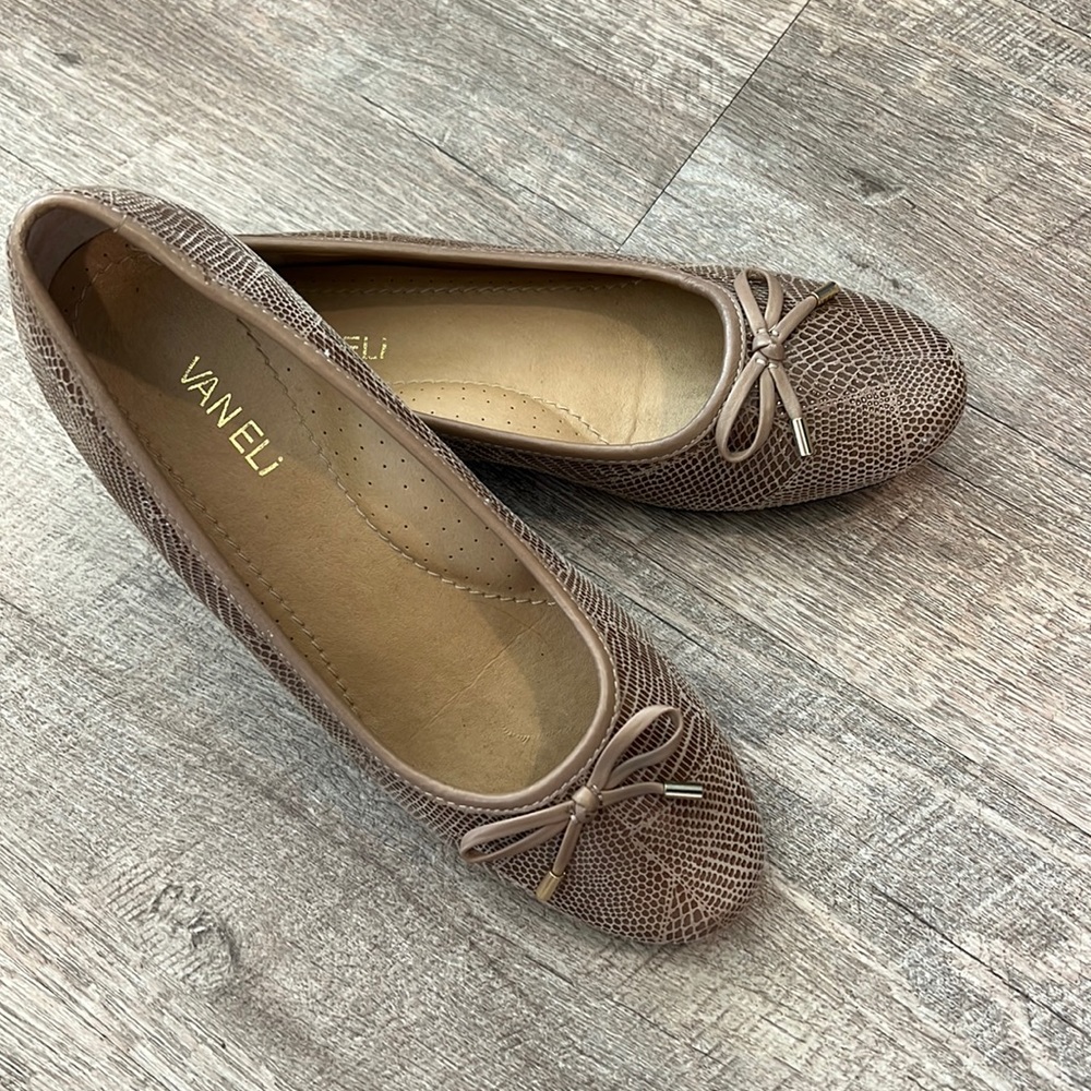 VANELi neutral bow flats
